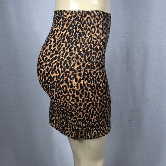 Zuliana Size Medium Animal Print Fitted Mini Skirt With Side Slits. - Picture 2 of 3